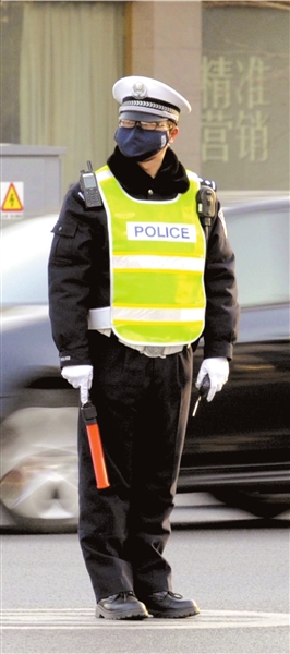 昨日，警察佩戴口罩上岗。京华时报记者潘之望摄