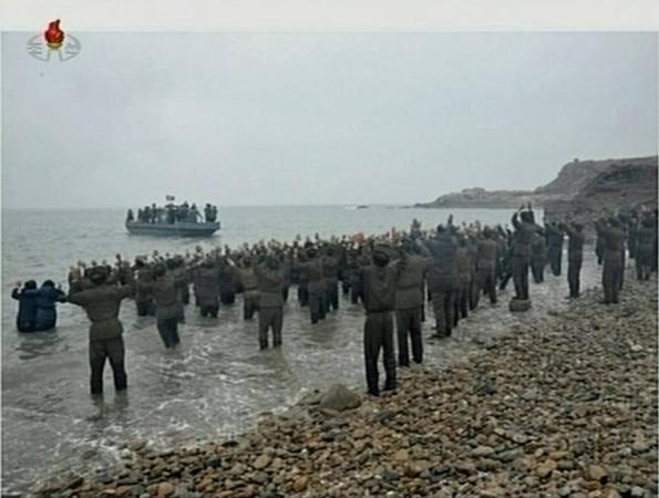 3月7日，朝鲜，守岛士兵跳入海中迎接金正恩视察。