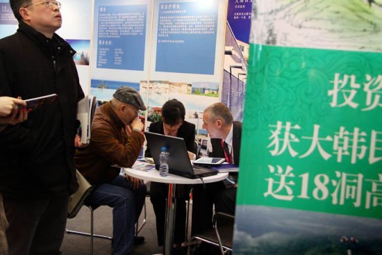 3月2日，第三届2013海外置业移民投资展会上，寻求海外购房投资人群络绎不绝