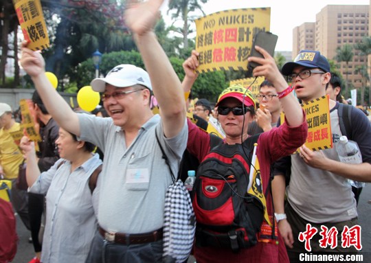 3月9日，台湾数万人走上街头举行“反核”大游行。图为台北凯达格兰大道挤满“反核”人士，向当局表达废核立场。中新社发 王东明 摄