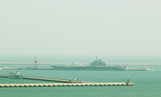 资料图:网友拍摄到的辽宁舰航母靠泊在航母军港内的场景.