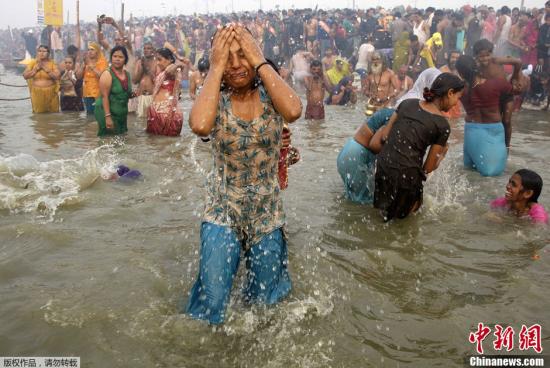 当地时间1月14日，印度阿拉哈巴德，民众庆祝世界最大规模的宗教节日“大壶节”。数万朝圣者在裸体“古行者”的带领下进入恒河“沐浴”。