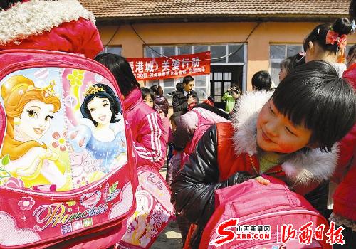 青龙满族自治县石门子小学学生获赠学习文具（图）
