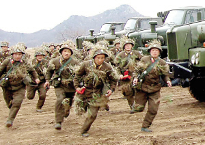 朝鲜《劳动新闻》11日刊登的照片显示,人民军士兵在进行高强度训练.