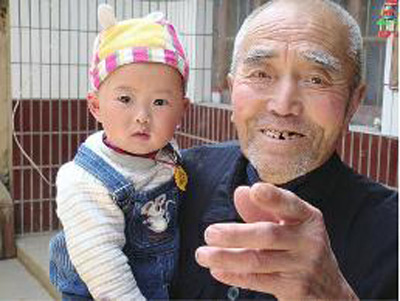 2011年,李世虎开心地抱着重孙 李世虎家属供图