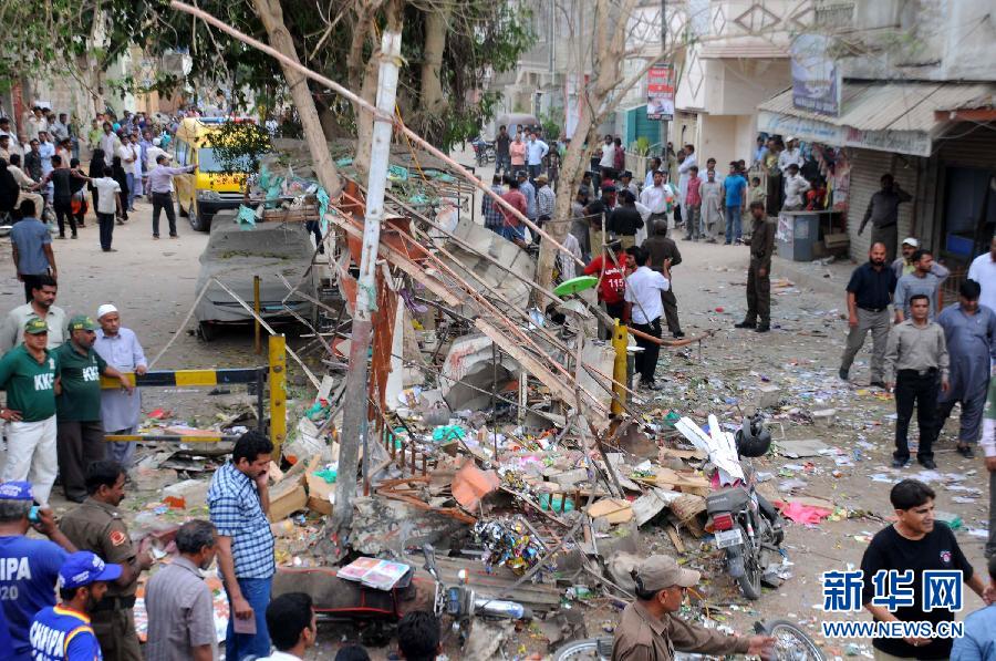 3月11日，在巴基斯坦南部港口城市卡拉奇，人们在爆炸现场围观。 当日下午，卡拉奇发生一起炸弹爆炸袭击事件，至少两人丧生，另有8人受伤。新华社发（马斯如尔摄）