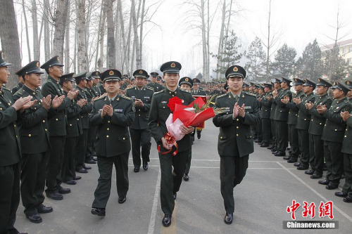 北京卫戍区某团救火英雄载誉归队(图)