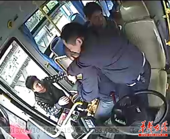 长沙"最美公交司机" 强忍剧痛确保乘客安全