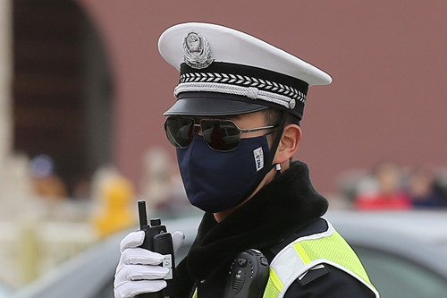 上岗佩戴PM2.5口罩 北京交警变身城市猎人(组