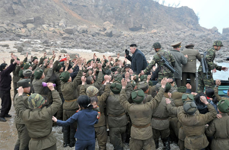 朝鲜军队和民众举行大集会 士兵枪支装上刺刀