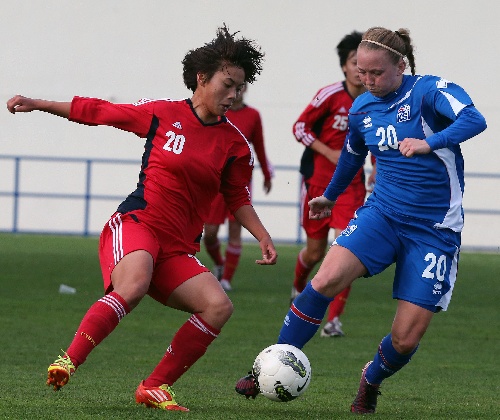 阿尔加夫杯图:中国女足1-0冰岛 王霜拼抢瞬间
