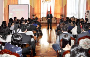 中国驻白俄罗斯使馆为优秀自费留学生颁发奖学金