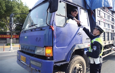 交警查扣在城区道路行驶的外地货车.
