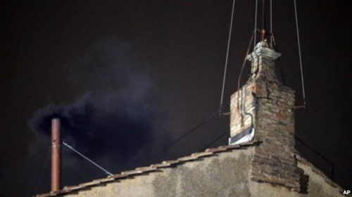 梵蒂冈西斯廷教堂的烟囱冒出黑烟，暗示没选出新教皇。