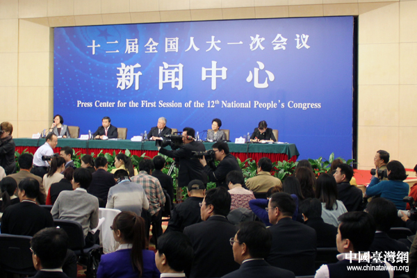 民政部副部长窦玉沛13日上午在北京表示，欢迎台湾以各种形式来大陆投资兴办养老机构，合作建立养老机构，以及经营管理养老机构。（中国台湾网何建峰）