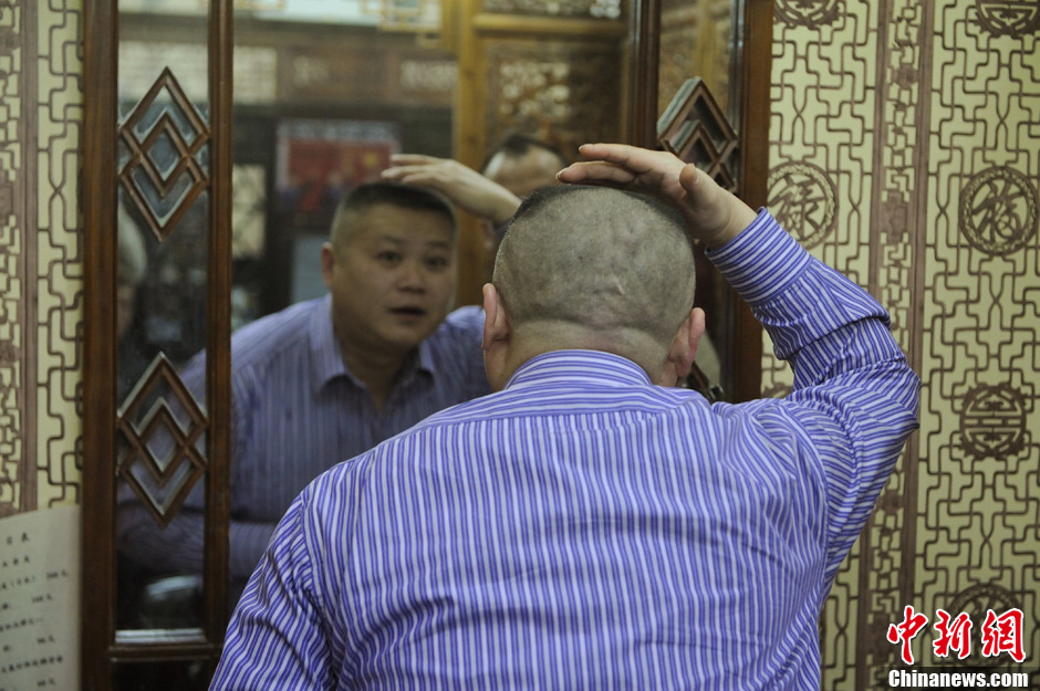 图为北京一家名为金板寸的老字号理发店