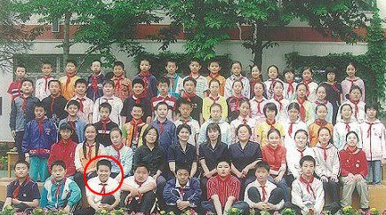 网曝李天一2006年小学毕业照,他的大部分同学已年满19岁.