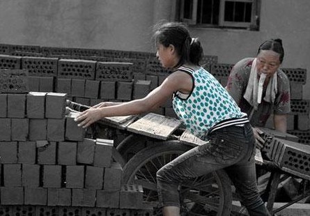 [转载] 小女孩砖厂打工被赞"最懂事90后"