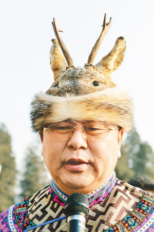 人民大会堂门前,来自内蒙古的代表何胜宝穿着鄂伦春族的服饰,他头上的