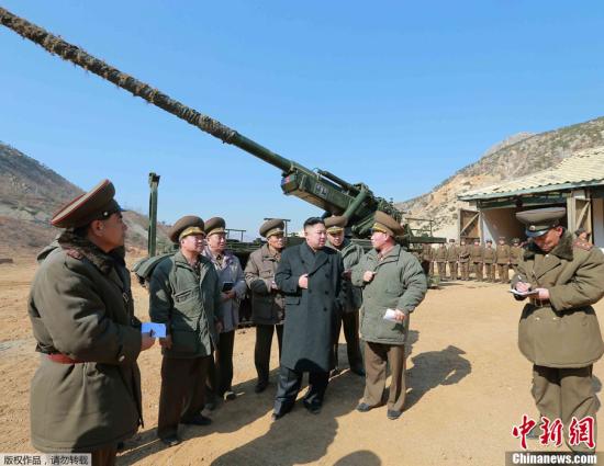 据朝中社于当地时间3月12日发布的照片显示，当地时间3月11日，朝鲜最高领导人金正恩视察了前线的月乃岛防御队和朝鲜人民军第641部队所属远程火炮分队。