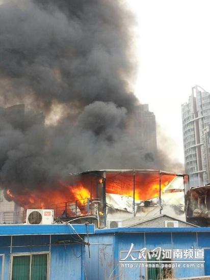 郑州一处建筑工地工人宿舍突发大火 伤亡不明
