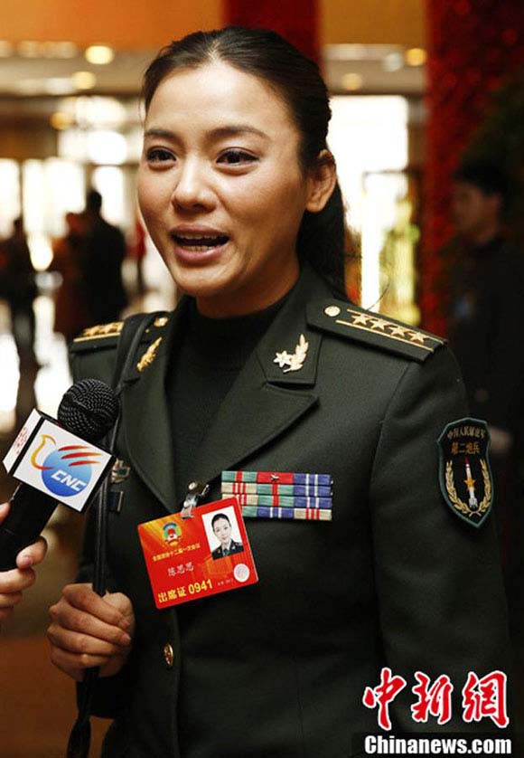 [点击图片进入下一页]   3月1日,全国政协委员,军旅歌手陈思思现身