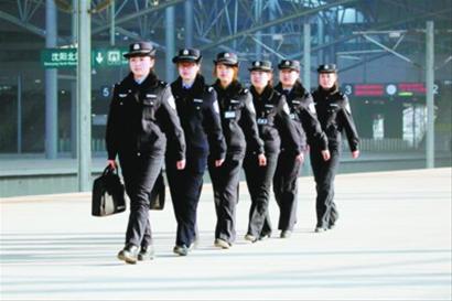 高速火车上的女警察(组图)
