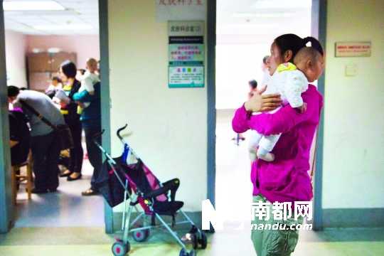 深圳儿童医院皮肤科外,家长带着孩子等待治疗