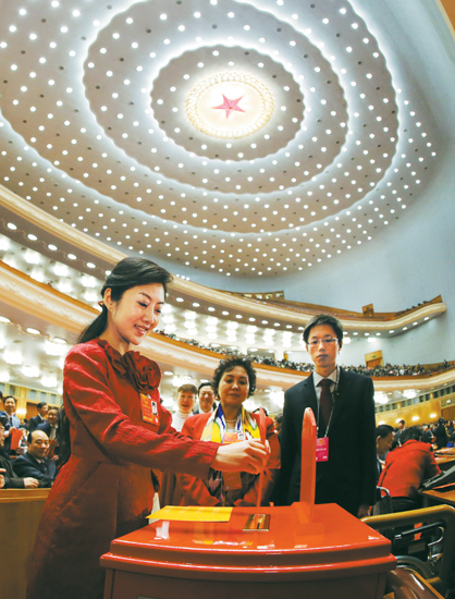 3月14日,全国人大代表在投票.新华社照片