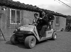 罗衍宗夫妇俩开着二手市场淘来的四轮电动车去给乡亲们送电影。