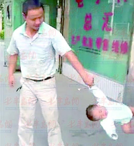 爸爸把儿子当猴耍提溜着孩子做各种侧空翻图