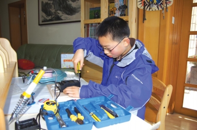 扬州小学生发明自动浇花机(组图)