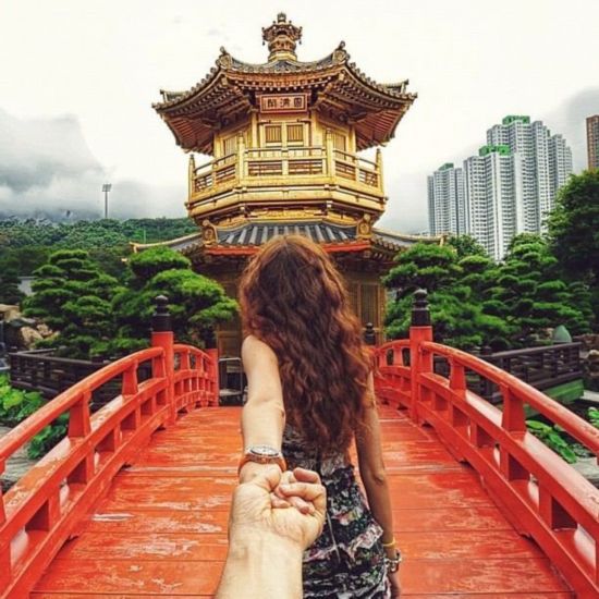组图:俄罗斯情侣牵手照片《Follow Me》走红