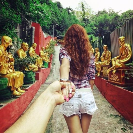 组图:俄罗斯情侣牵手照片《Follow Me》走红