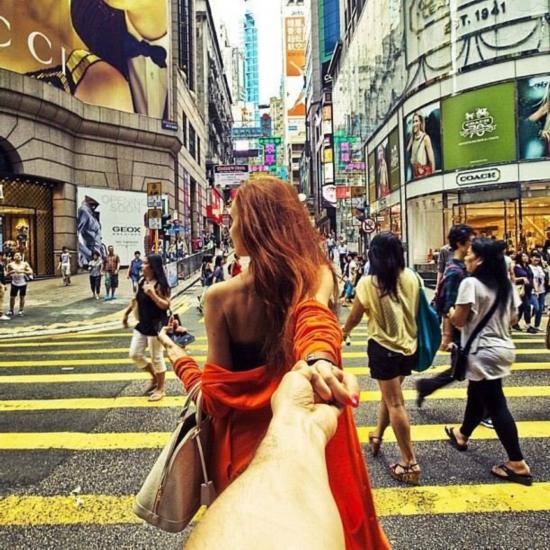组图:俄罗斯情侣牵手照片《Follow Me》走红