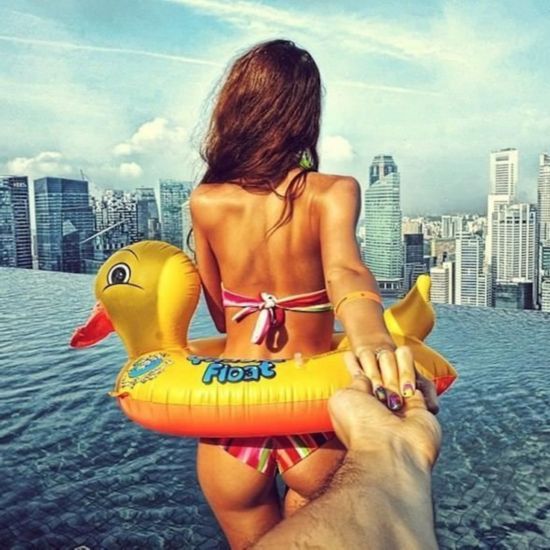 组图:俄罗斯情侣牵手照片《Follow Me》走红