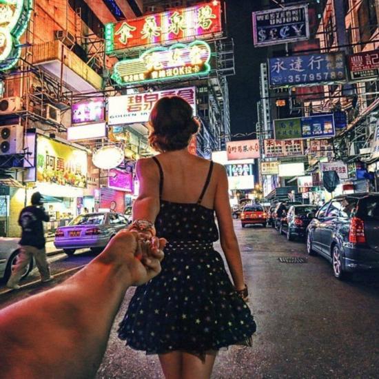组图:俄罗斯情侣牵手照片《Follow Me》走红