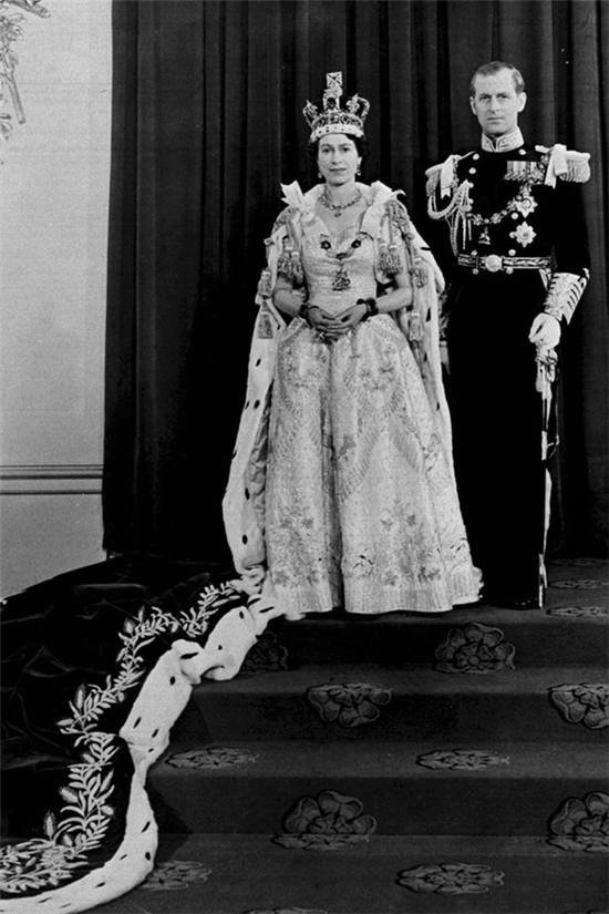 英时装秀庆女王加冕60年 盘点女王style