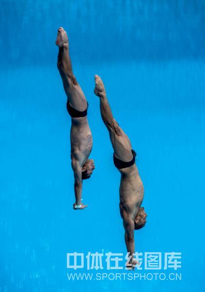 图文:跳水北京站男双10米台 古巴组合入水瞬间