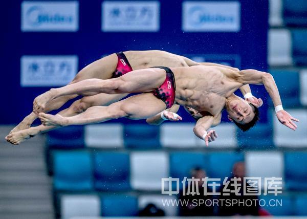 图文:北京站男双10米台 林跃陈艾森横在空中