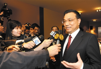 2010年1月28日，瑞士达沃斯举行世界经济论坛年会，中国国务院副总理李克强与记者见面。