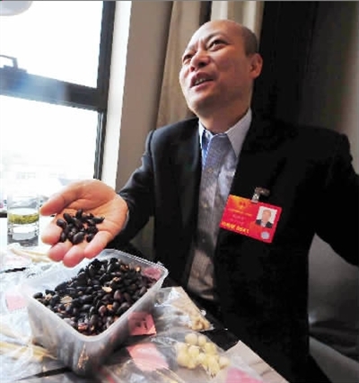 朱张金代表向记者展示他带来的部分问题食品