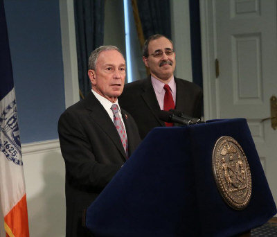 纽约市长彭博(左)14日宣布，纽约市人口超过833.6万，创历史新高。(纽约市长办公室提供)