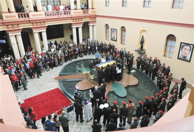 3月15日，在委内瑞拉首都加拉加斯，委内瑞拉前总统查韦斯的灵柩被安放在革命博物馆接受瞻仰。新华社发