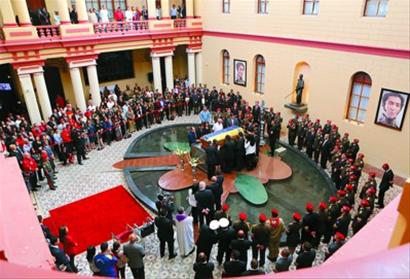 3月15日，在委内瑞拉首都加拉加斯，委内瑞拉前总统查韦斯的灵柩被安放在革命博物馆接受瞻仰。新华社/委内瑞拉总统府