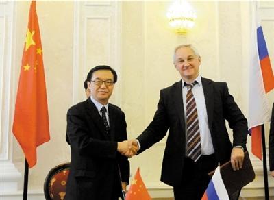 2012年10月30日,高虎城(左)与俄罗斯经济发展部长别洛乌索夫在签署