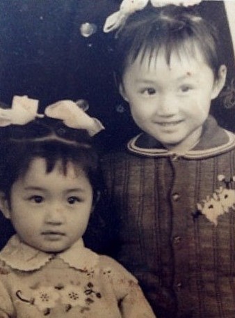 小时候的杨钰莹脸圆圆的,清秀文静的样子惹人喜爱.