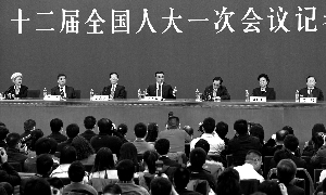 昨日，国务院总理李克强和副总理张高丽、刘延东、汪洋、马凯在北京人民大会堂与中外记者见面，并回答记者提问。 新华社发