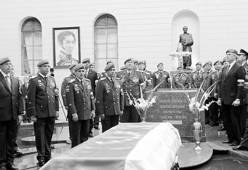 查韦斯遗体被暂时安放在革命博物馆。
