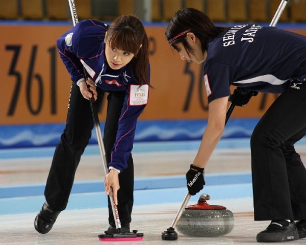 图文:女子冰壶世锦赛次日 日本美女小清新